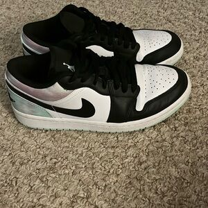 Air Jordan 1 low SE ‘Tie Dye’ in a men’s size of 7.5